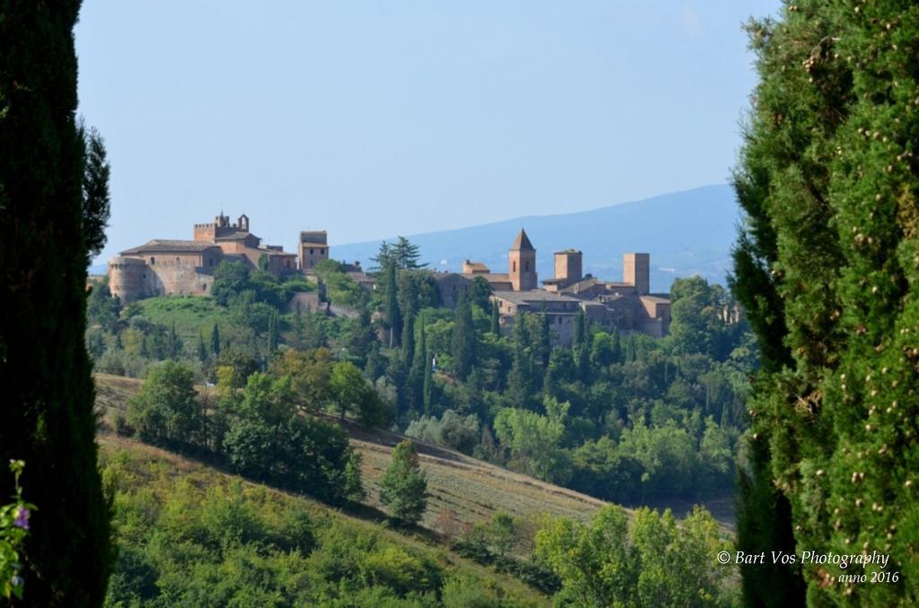 Agriturismo Il Torrione Черталдо Екстериор снимка