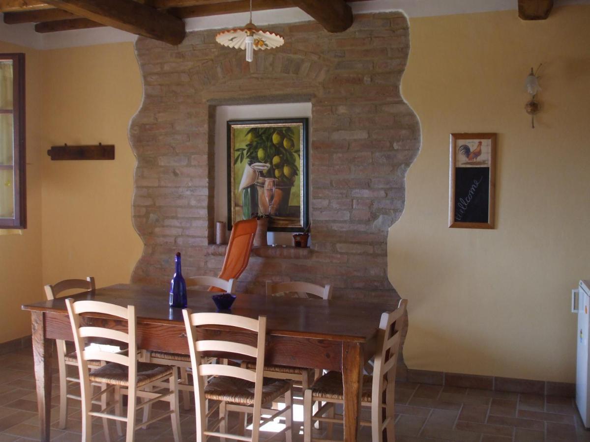 Agriturismo Il Torrione Черталдо Стая снимка